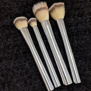 It cosmetics 4pc brushes